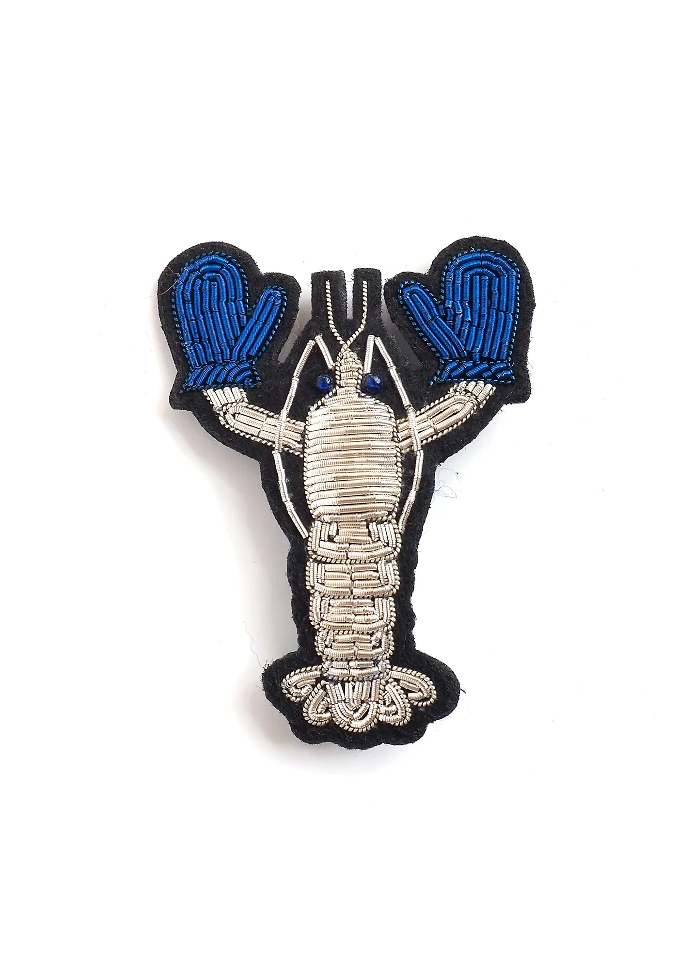 Broche brodée Homard avec gants - SAINT JAMES x Macon & Lesquoy (BLANC/BLEU) - Image 2